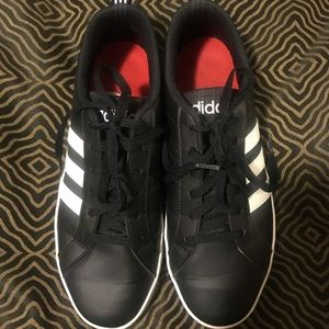 EUC Adidas Black & White Leather Tennis Shoes 9.5